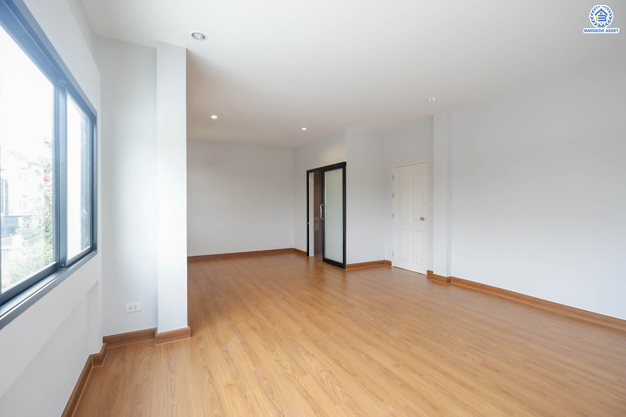 บ้านมือสองตกแต่งใหม่ โครงการ ซอยบรมราชชนนี60 เนื้อที่ 69.3 ตร.ว. พื้นที่ใช้สอย 236 ตร.ม. ฟังก์ชัน 3 ห้องนอน 3 ห้องน้ำ จอดรถได้ 2 คัน บนทำเลเดินทางสะดวก เชื่อมต่อหลายเส้นทาง  ใกล้เซ็นทรัลปิ่นเกล้า และทางคู่ขนานลอยฟ้าบรมราชชนนี